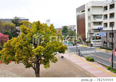 神奈川県藤沢市　国道467号線藤沢市民会館前付近の町並み 76254454