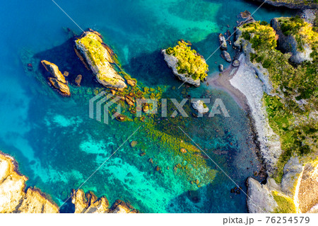 伊豆半島のヒリゾ浜（静岡県南伊豆町） 76254579