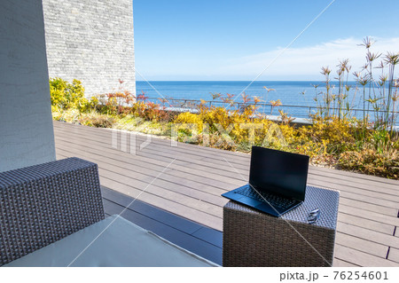 ワーケーション　イメージ　海の見えるテラスで 76254601