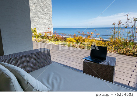ワーケーション　イメージ　海の見えるテラスで 76254602