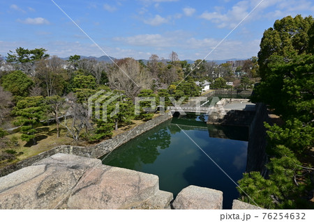 二条城の天守閣跡から見た西橋と景色 76254632