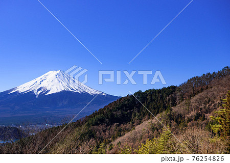 御坂山地の山並みと富士山と快晴の空 御坂山地の山並みと富士山と快晴の空 76254826