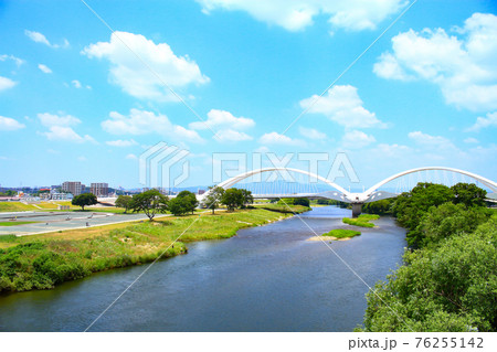 新緑の矢作川に架かる豊田大橋の風景 76255142