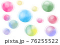 カラフルなシャボン玉の背景素材・イメージ 76255522