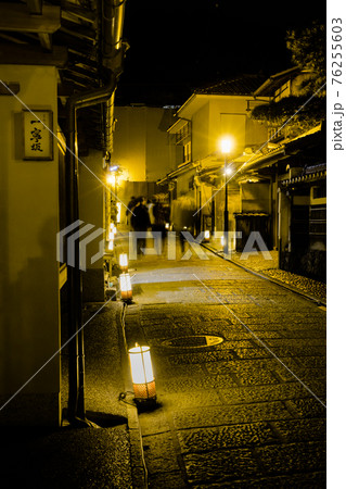 京都・東山エリアの夜景　一寧坂 76255603