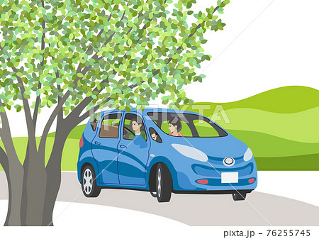 自動車に乗った男性と女性 76255745