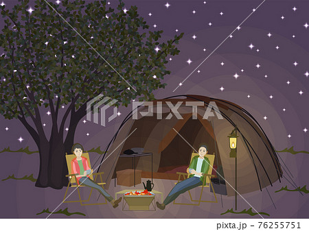テント前で焚火を囲む男性と女性 76255751