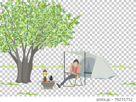 一個女人坐在帳篷前的篝火旁 76255752