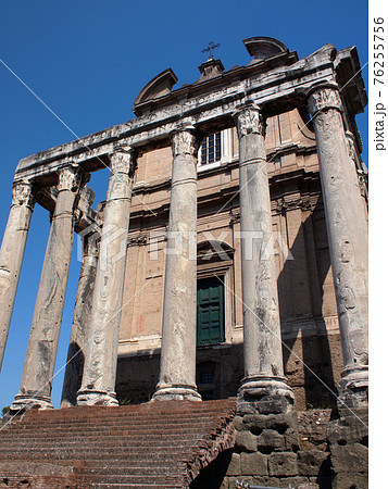 イタリア フォロロマーノの古代ローマ遺跡 76255756