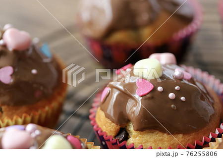 手作りのチョコレートをかけたデコマフィン 76255806