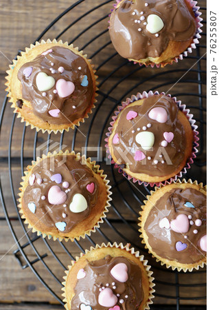 手作りのチョコレートをかけたデコマフィン 手作りのチョコレートをかけたデコマフィン 76255807
