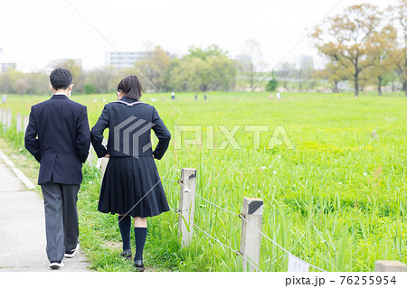 中学生男女の後ろ姿 76255954