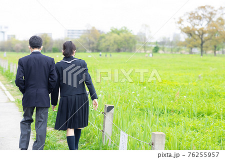 中学生男女の後ろ姿 中学生男女の後ろ姿 76255957