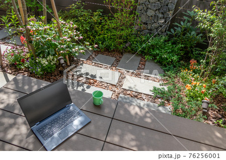 テレワーク イメージ ガビオン(蛇籠)のある小さな庭で テレワーク イメージ ガビオン(蛇籠)のある小さな庭で 76256001