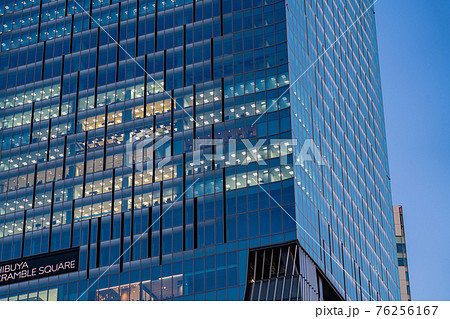 午後　渋谷スカイ　渋谷　夜空　都心　渋谷スクランブスクエア　スクランブル交差点　空　オフィス 76256167
