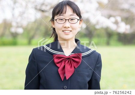 制服を着たかわいい女子中学生の写真素材