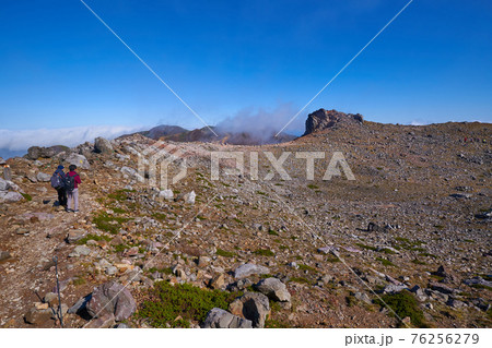 栃木県那須岳(茶臼岳)の火口(お鉢)の西側から北側方面 栃木県那須岳(茶臼岳)の火口(お鉢)の西側から北側方面 76256279