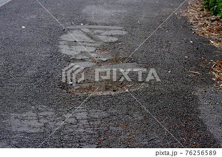 軽い道路のへこみ穴 軽い道路のへこみ穴 76256589