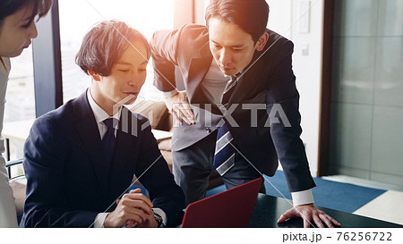ミーティングするビジネスグループ 76256722