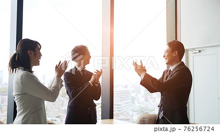 拍手するビジネスグループ 76256724