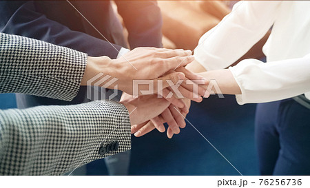 円陣を組む人々　ビジネスの成功　団結 76256736