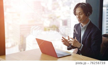 ビデオ通話で話す男性　テレワーク　リモートワーク 76256739