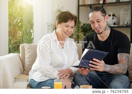 Mother and adult son 76256795