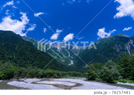 上高地　長野県　松本市　穂高岳　景勝地　山　川　高原　梓川　日本アルプス　山岳　中部山岳国立公園 76257481