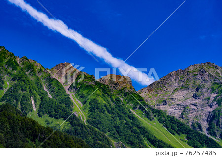 上高地　長野県　松本市　穂高岳　景勝地　山　川　高原　梓川　日本アルプス　山岳　中部山岳国立公園 76257485