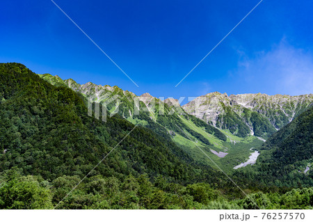 上高地　長野県　松本市　穂高岳　景勝地　山　川　高原　梓川　日本アルプス　山岳　中部山岳国立公園 76257570