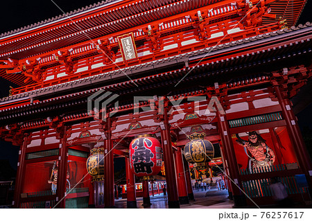 浅草 浅草寺 お寺 参拝 お参り 祈祷 提灯 夜 寺 境内 おみくじ 初詣 午後 晴れ 晴天 青空の写真素材