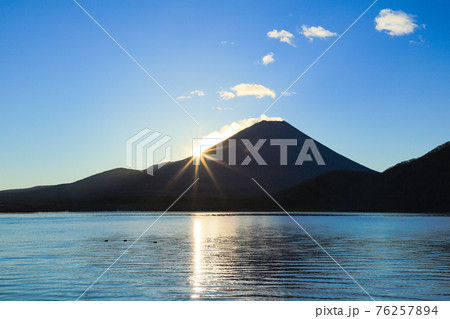本栖湖からの富士山と日の出 本栖湖からの富士山と日の出 76257894