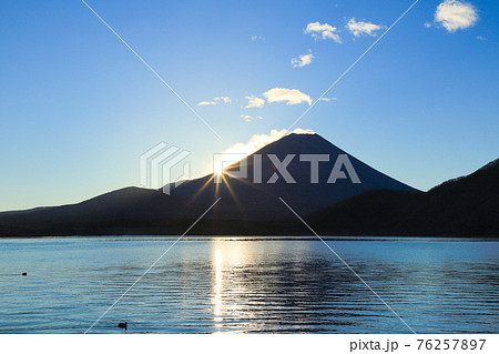 本栖湖からの富士山と日の出 76257897