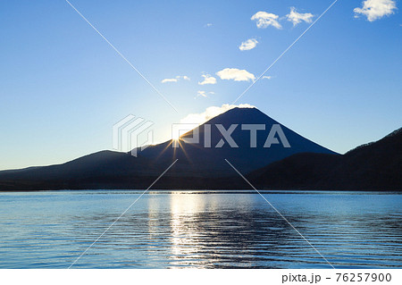 本栖湖からの富士山と日の出 本栖湖からの富士山と日の出 76257900