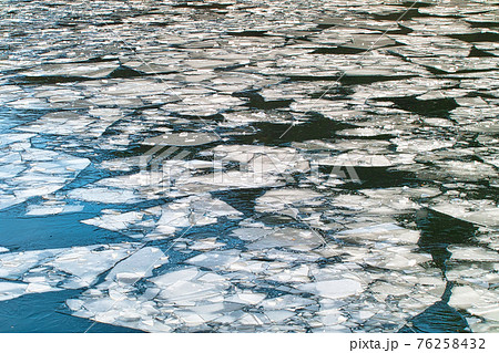 湖面の氷 76258432