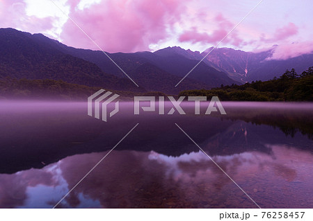 上高地　長野県　松本市　穂高岳　景勝地　山　川　高原　梓川　日本アルプス　山岳　中部山岳国立公園 76258457