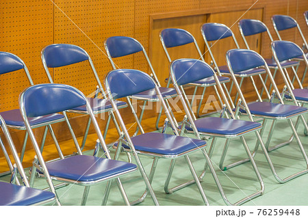 入学式　卒業式　体育館に並ぶパイプ椅子 76259448