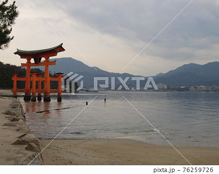 日没の大鳥居と満ち潮 76259726