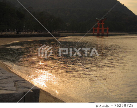 夕暮れと鳥居 76259728