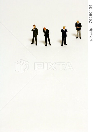 何かを言おうとする人と考え込む人 speaking man & considering men 何かを言おうとする人と考え込む人 speaking man & considering men 76260454
