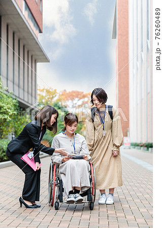 学校見学 車椅子 キャンパスを案内 撮影協力「近畿大学」 学校見学 車椅子 キャンパスを案内 撮影協力「近畿大学」 76260489