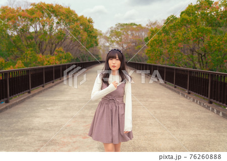 胸に手を当てる女性 胸に手を当てる女性 76260888