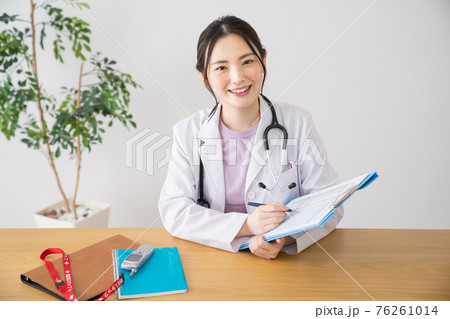 診察する女性医師 76261014