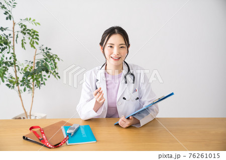 診察する女性医師 76261015