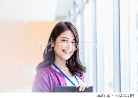 キャリアウーマン 女性ミドル　撮影協力「近畿大学」 76261584