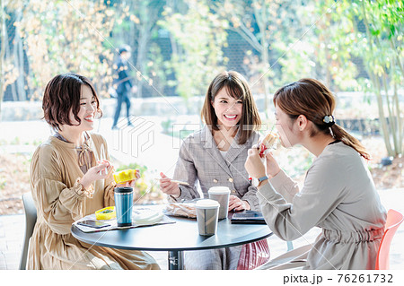 お昼休み 同僚とお弁当を食べる 撮影協力「近畿大学」 お昼休み 同僚とお弁当を食べる 撮影協力「近畿大学」 76261732