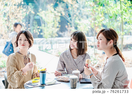 お昼休み 同僚とお弁当を食べる　撮影協力「近畿大学」 76261733
