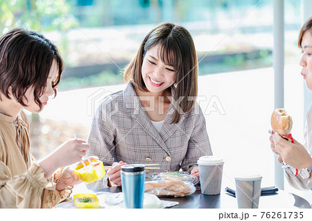 お昼休み 同僚とお弁当を食べる 撮影協力「近畿大学」 お昼休み 同僚とお弁当を食べる 撮影協力「近畿大学」 76261735