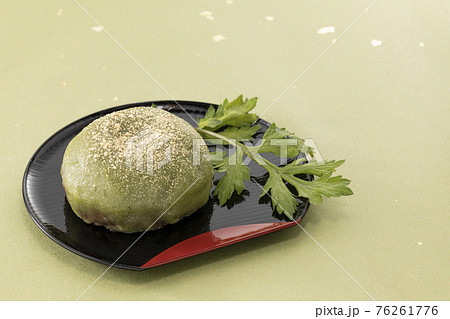 きなこをかけヨモギの葉を添えた草もち 76261776