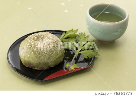 きなこをかけヨモギの葉を添えた草もち 76261778